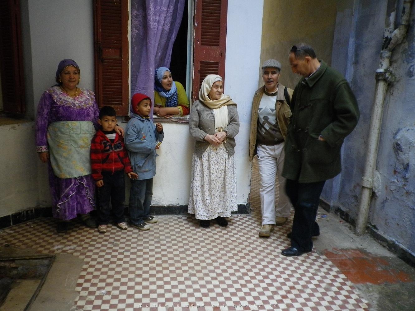 2010 Une Famille Rue Du Vieux Chateau a La marine.JPG